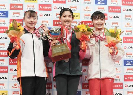 　表彰台で笑顔を見せる優勝した笠原有彩（中央）、２位の宮田笙子（左）、３位の山田千遥（代表撮影）