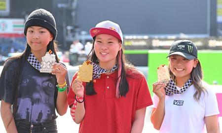 　スケートボードパーク女子で優勝した四十住さくら（中央）。左は２位の開心那、右は３位の手塚まみ