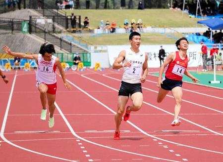 　ＹＯＳＨＩＯＫＡスプリント男子１００メートル予選の桐生祥秀（中央）