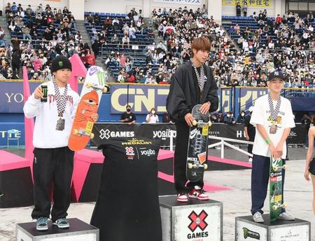 スケートボード男子ストリート表彰式（左から）２位の池田大暉、優勝した堀米雄斗、３位の白井空良（撮影・堀内翔）