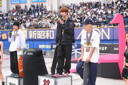 スケートボード男子ストリート優勝した堀米雄斗（中央）。左端は２位の池田大暉、右端は３位の白井空良（撮影・堀内翔）