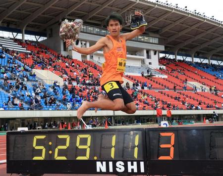 グランプリ男子２０００障害決勝で５分29秒11の日本新記録を樹立し、時計の前でポーズをとる阿見ＡＣの楠康成（撮影・鈴木雅之）