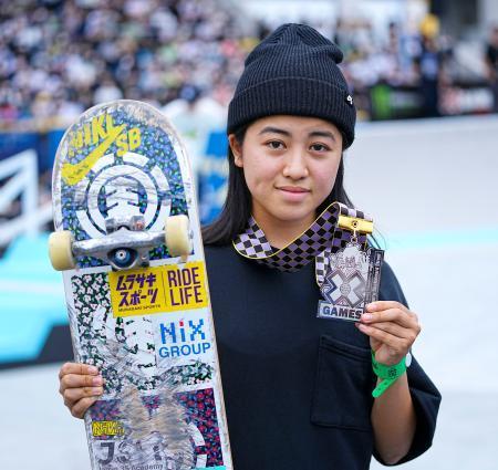 　スケートボードの女子ストリートで２位となり、メダルを手に笑顔の中山楓奈＝ＺＯＺＯマリン