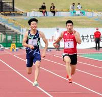 　男子１００メートル決勝で力走する桐生（右）２位の多田