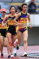 　３２分３９秒２９で日本人１位となった豊田自動織機の田中希実（右）