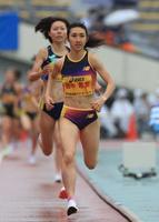 　４分１０秒６０で優勝した豊田自動織機の田中希実（右）