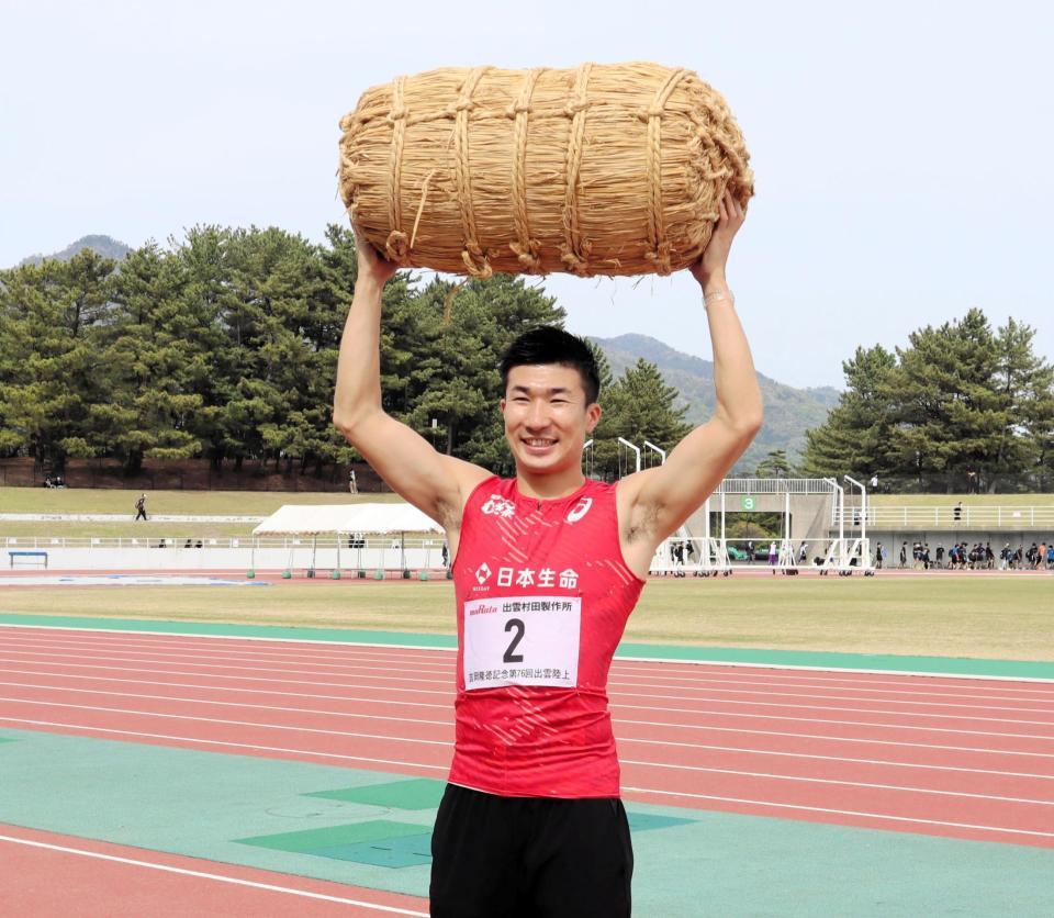 　ＭＶＰに送られる米俵を持ち上げる桐生