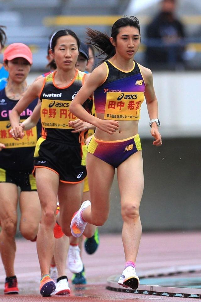 　３２分３９秒２９で日本人１位となった豊田自動織機の田中希実（右）