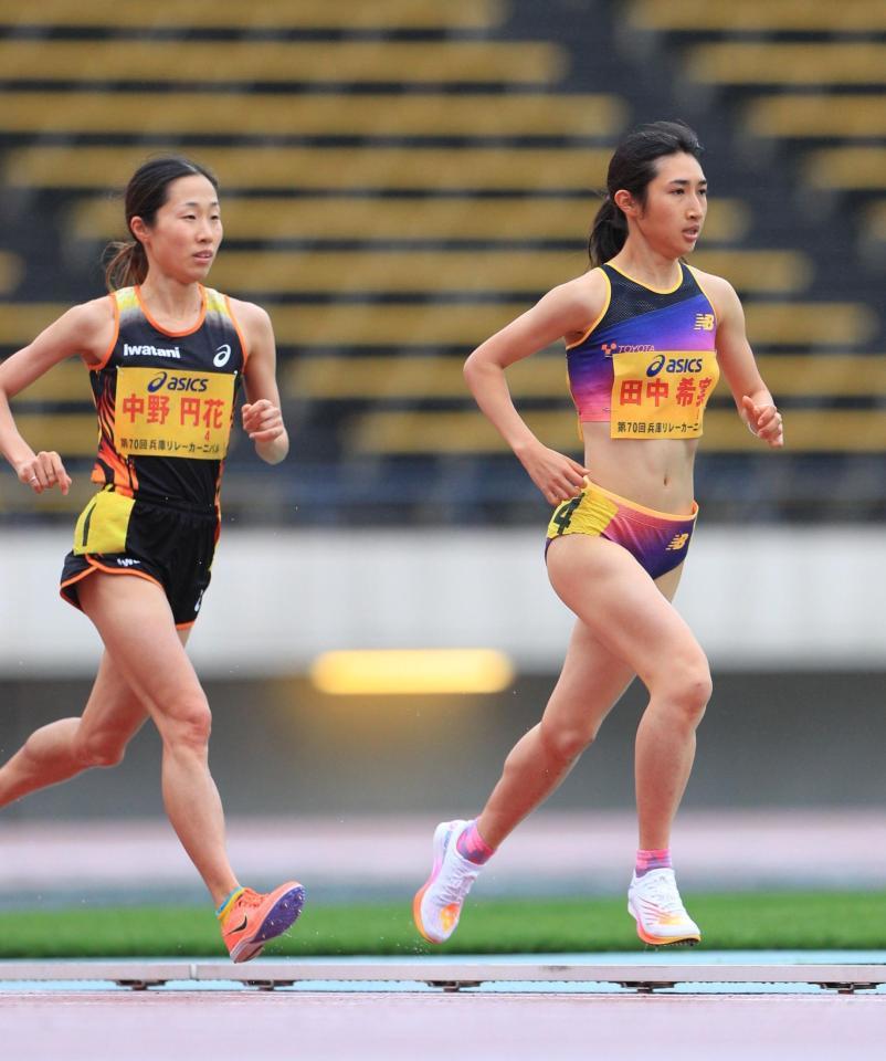 　３２分３９秒２９で日本人１位となった豊田自動織機の田中希実（右）