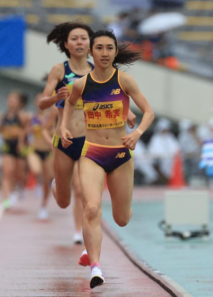 　４分１０秒６０で優勝した豊田自動織機の田中希実（右）