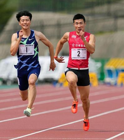 　男子１００メートル決勝　１０秒１８で優勝した桐生祥秀（右）と２着の多田修平＝島根県立浜山公園陸上競技場