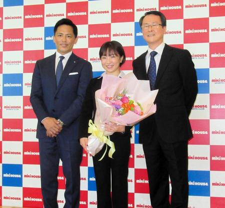 ミキハウススポーツクラブＧＭの野村忠宏氏（左）から花束を受けた寺本明日香（中）と寺本を指導した坂本周次コーチ＝大阪府八尾市のミキハウス本社