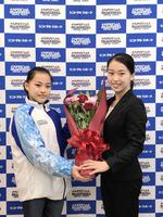 　現役引退会見を行った畠田瞳（右）に花束を渡す畠田千愛（セントラルスポーツ提供）