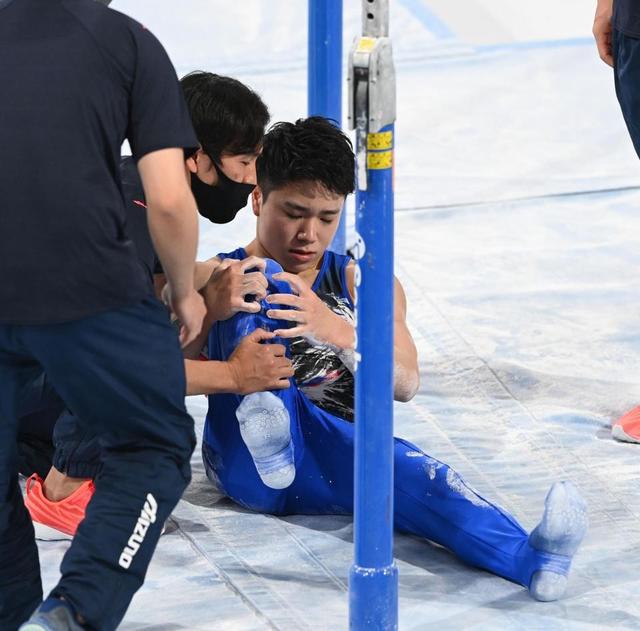 １８歳ホープ・岡慎之助に悲劇　２位浮上後に跳馬で右膝負傷　平行棒演技も悪化し棄権