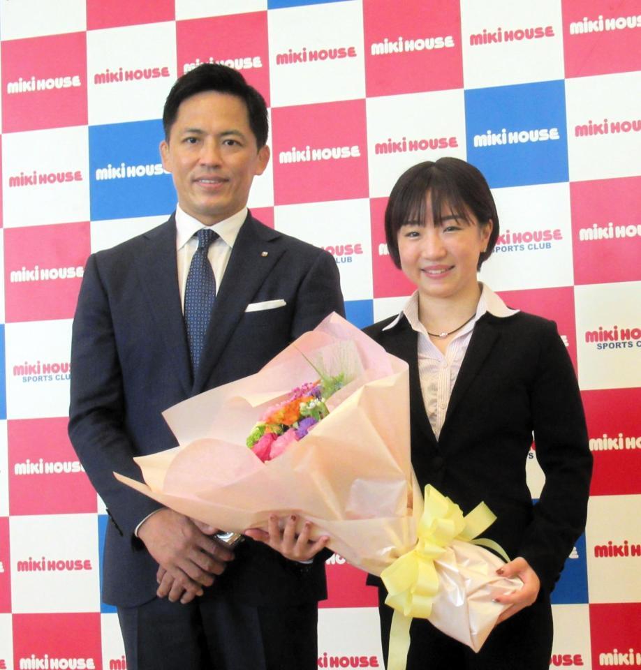 ミキハウススポーツクラブＧＭの野村忠宏氏（左）から花束を受けた寺本明日香＝大阪府八尾市のミキハウス本社