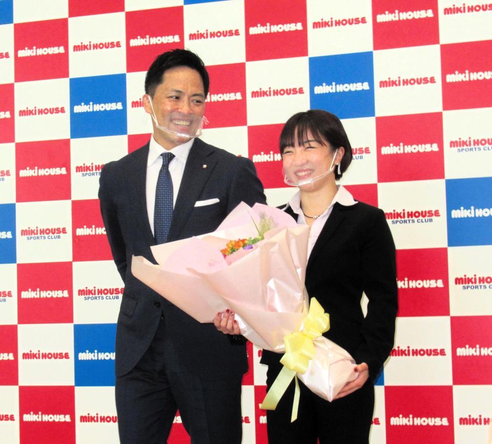 ミキハウススポーツクラブＧＭの野村忠宏氏（左）から花束を受けた寺本明日香＝大阪府八尾市のミキハウス本社