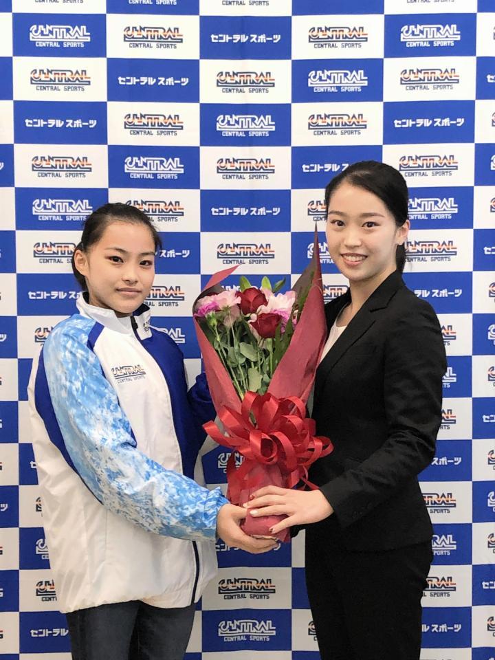 　現役引退会見を行った畠田瞳（右）に花束を渡す畠田千愛（セントラルスポーツ提供）