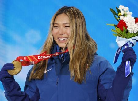　北京冬季五輪のスノーボード女子ハーフパイプのメダル授与式で、金メダルを手に笑顔のクロイ・キム＝２月、張家口（共同）