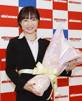 　会見を終え笑顔を見せる寺本明日香