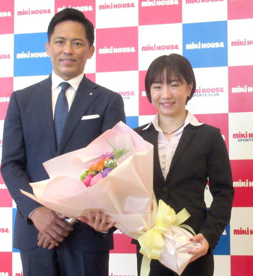 　野村忠宏氏（左）から花束を贈られた寺本明日香