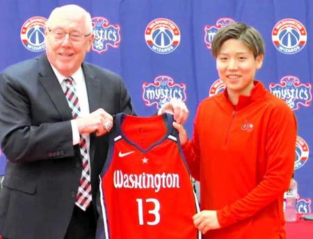 　ＷＮＢＡミスティックスの入団会見に臨んだ町田瑠唯（右）