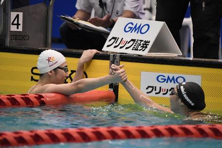 　女子５０メートルバタフライを制し相馬あいと握手する池江璃花子（撮影・金田祐二）