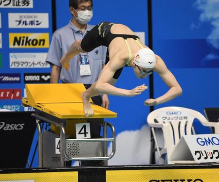 　女子５０メートルバタフライで勢いよく飛び込む池江璃花子（撮影・金田祐二）