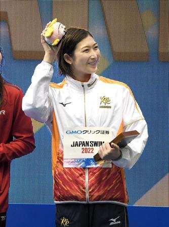 　５０メートルバタフライを制し笑顔でスタンドに手を振る（撮影・金田祐二）