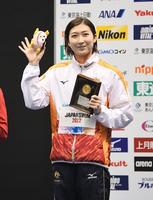　女子５０メートルバタフライを制し笑顔で手を振る池江璃花子（撮影・金田祐二）