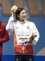 　５０メートルバタフライを制し笑顔でスタンドに手を振る（撮影・金田祐二）