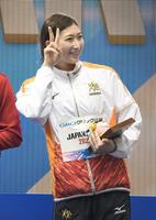 　５０メートルバタフライを制しスタンドに向かってピースサインの池江璃花子（撮影・金田祐二）