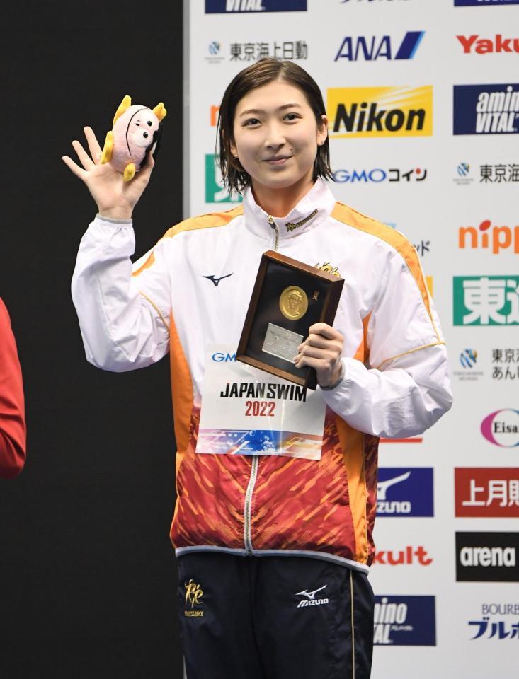 　女子５０メートルバタフライを制し笑顔で手を振る池江璃花子（撮影・金田祐二）