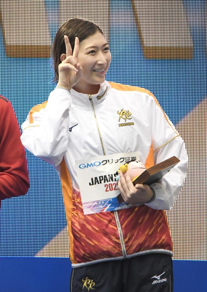 　５０メートルバタフライを制しスタンドに向かってピースサインの池江璃花子（撮影・金田祐二）