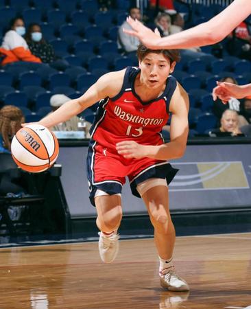 　ドリブル突破を狙う町田（ＮＢＡＥ提供・ゲッティ＝共同）