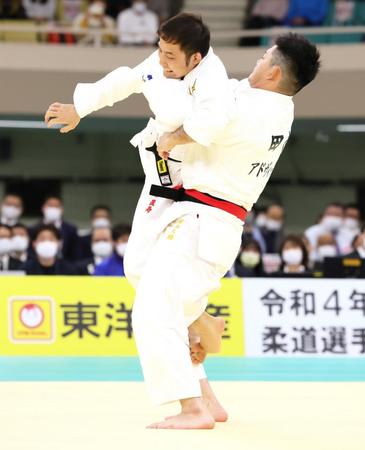 　１回戦で田中大勝（右）の攻めに苦しむ高藤直寿（代表撮影）