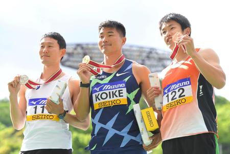 　表彰式でメダルを披露する（左から）東田旺洋、小池祐貴、伊藤孝太郎（撮影・北村雅宏）