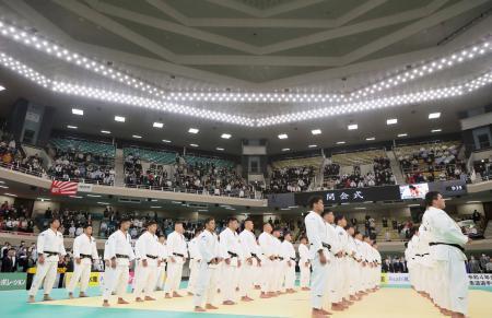 　３年ぶりに観客を入れて開催された、柔道の全日本選手権に臨む選手たち＝２９日、日本武道館（代表撮影）