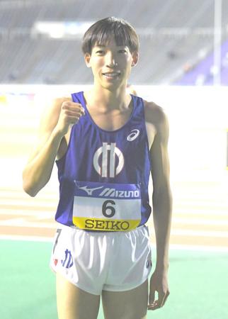 　男子５０００メートル決勝を制した三浦龍司は拳を握り締める（撮影・北村雅宏）