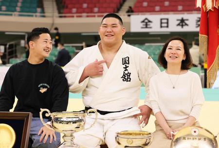 　初優勝の斉藤立（中央）は家族との記念撮影で笑顔を見せる。左は兄の一郎さん、右は母の三恵子さん（代表撮影）