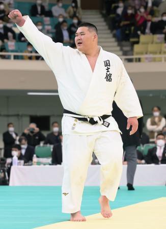 　決勝で延長の末、影浦心に競り勝ち、初優勝を決めガッツポーズする斉藤立＝日本武道館（代表撮影）