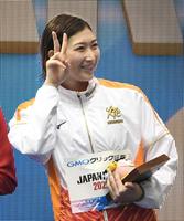 　スタンドに向かってピースサインする池江璃花子（撮影・金田祐二）