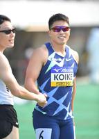 　男子１００メートル決勝を制した小池祐貴は、２着の東田旺洋（左）と握手を交わす（撮影・北村雅宏）
