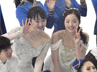 　アイスショーのエンディングで記念撮影する本田望結（左）と真凜の姉妹