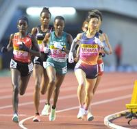 　女子５０００メートルで、一時先頭に立つ田中希実（右）＝撮影・北村雅宏