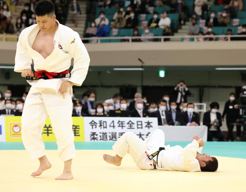 　１回戦で田中大勝（左）に敗れて天を仰ぐ高藤直寿（代表撮影）