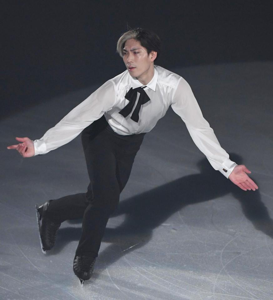 　アイスショーで演技する田中刑事