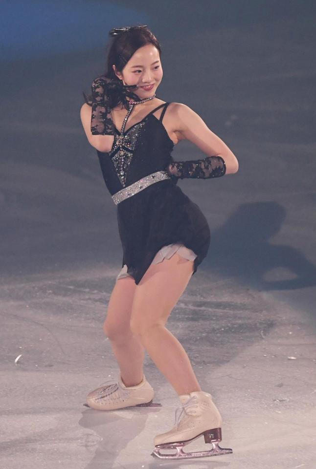 アイスショーで演技する本田真凜