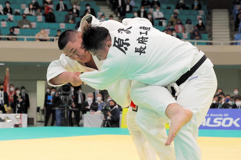 　準決勝で原沢久喜（右）を攻める斉藤立（代表撮影）