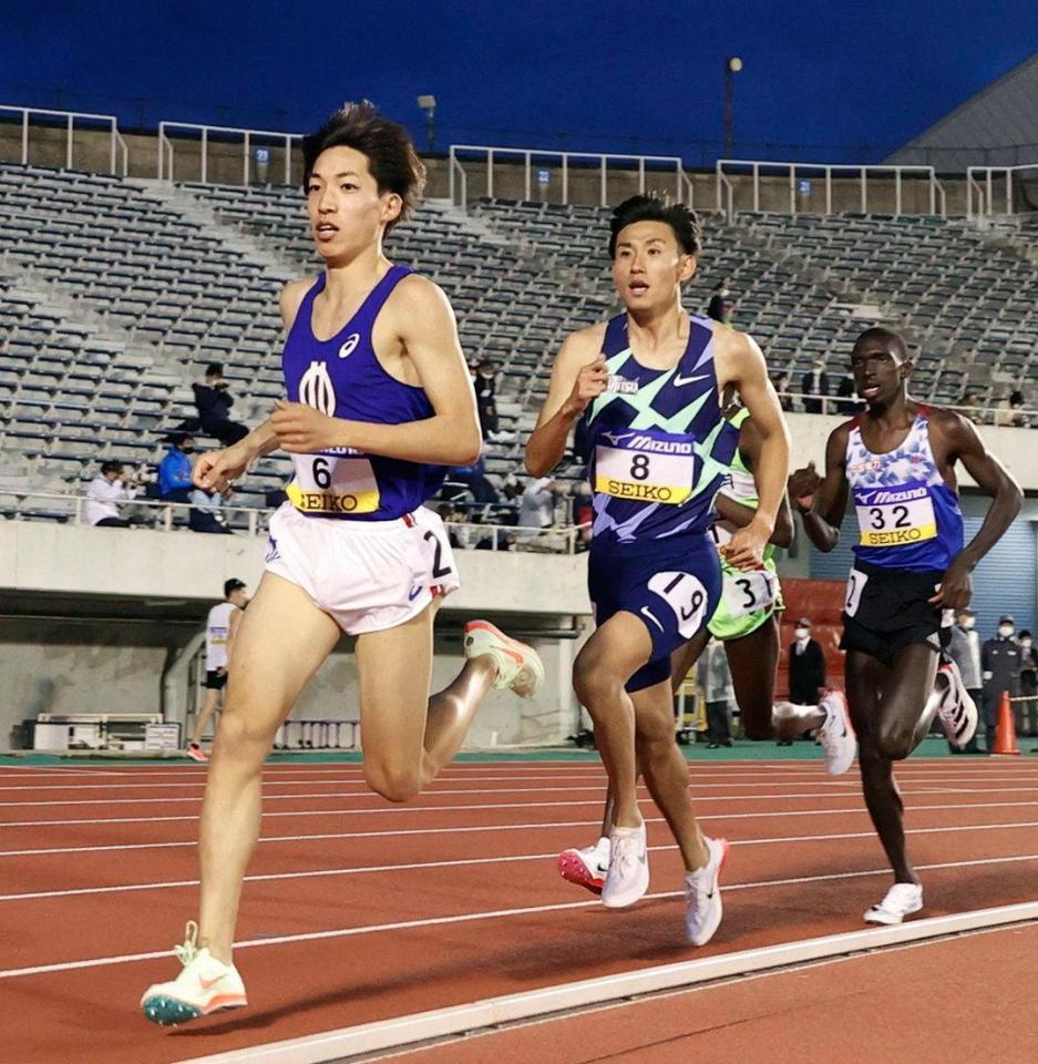 　優勝した三浦龍司（左）