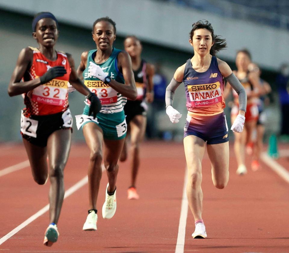 　１５分２３秒８７の３位でゴールする田中希実（右）